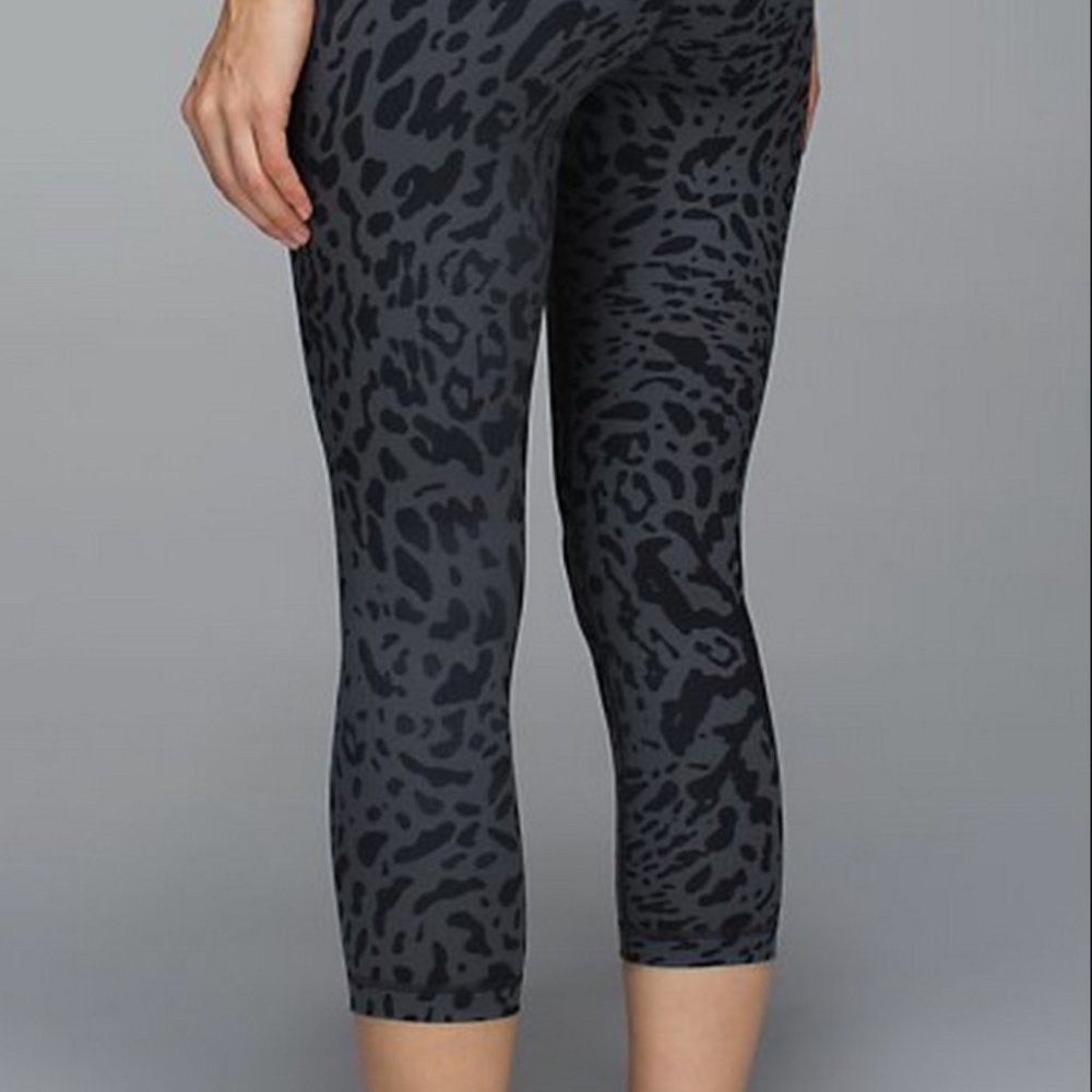 Lululemon Wunder Under crops in animal swirl deep coal light Sz. 4 MSRP: $98+tax